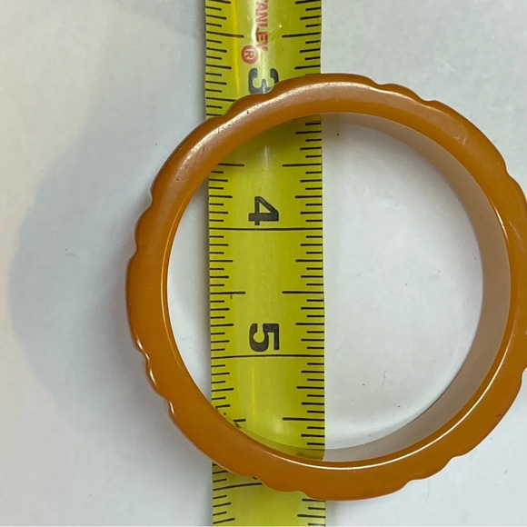 VINTAGE BAKELITE BANGLE IN BUTTERSCOTCH YELLOW - Picture 3 of 9